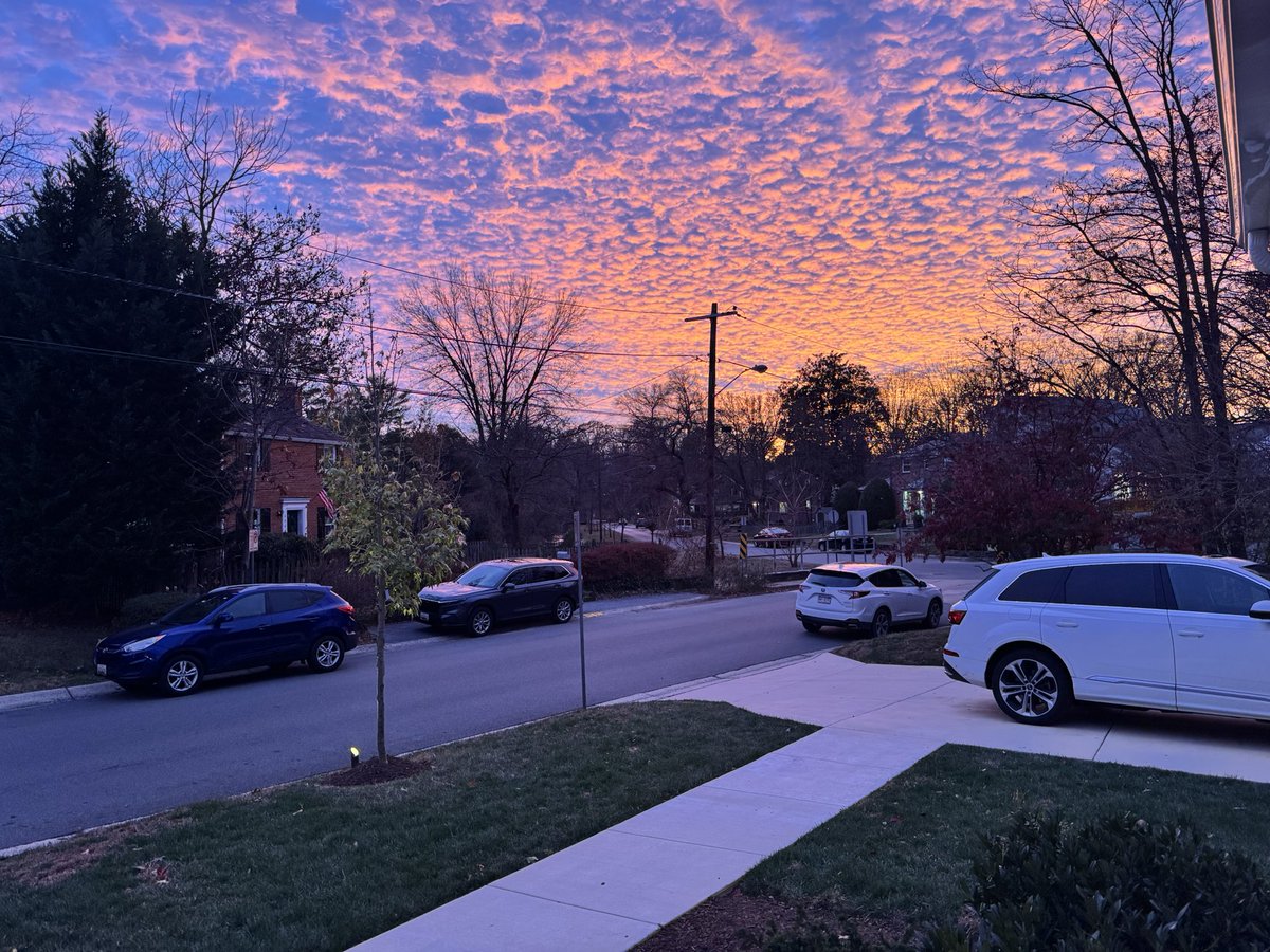 erickanner's tweet image. Gorgeous sunset tonight in Friendship Heights, @capitalweather ❤️