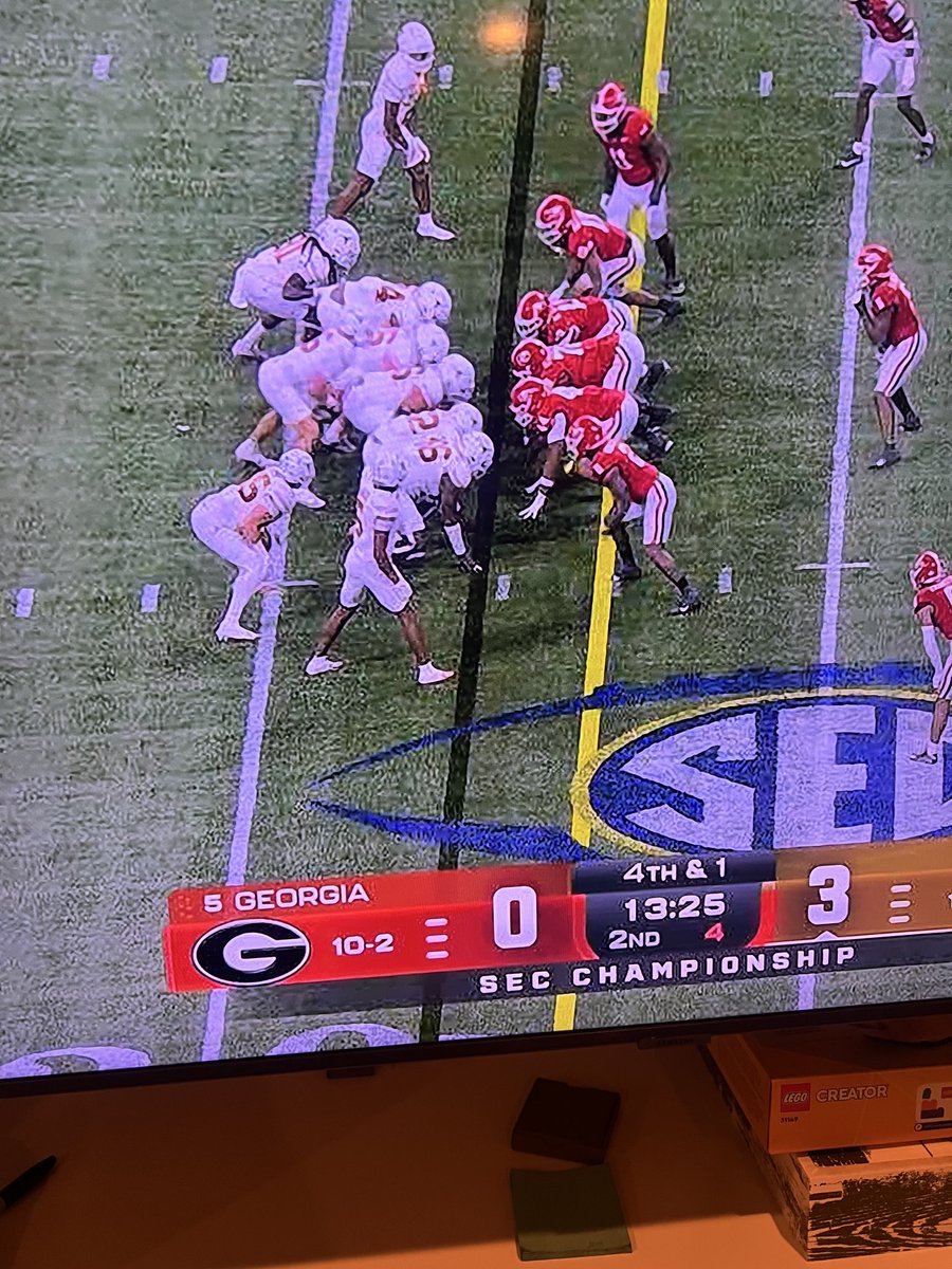 ruhalsey's tweet photo. How is Texas not offsides? #sectitle #ncaafootball https://t.co/vVvmo3M0pq