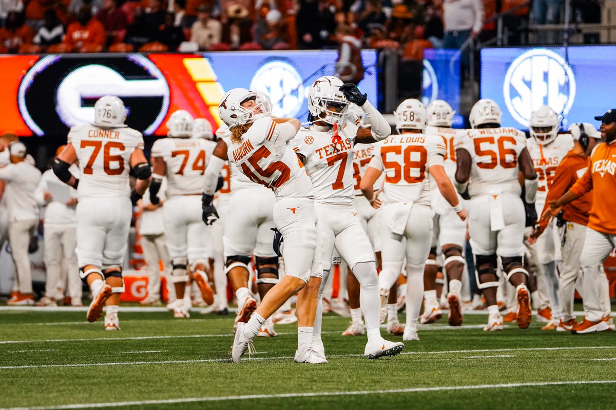 TexasLonghorns's tweet photo. 🙌🤘

#HookEm | @bert_auburn1 https://t.co/3n8n67uOdB