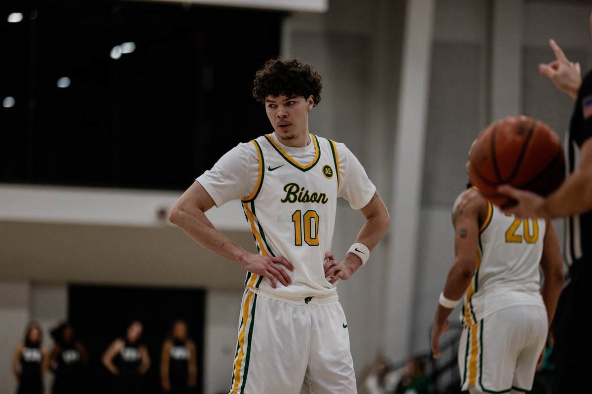 Bison lead by 4️⃣ at the half 😈 39-35 OBU😏