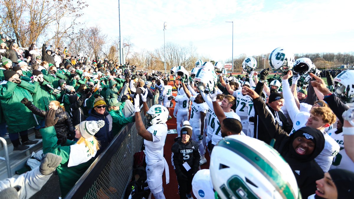 Rock_Athletics's tweet image. FB: No. 11 Slippery Rock jumped out to an early lead and rolled to a 31-13 win at No. 20 California (Pa.) Saturday in the NCAA Quarterfinals to lock up the Super Region One title and a trip to the national semifinals. Quick recap and stats 👇

Recap🔗: tinyurl.com/242uysrg