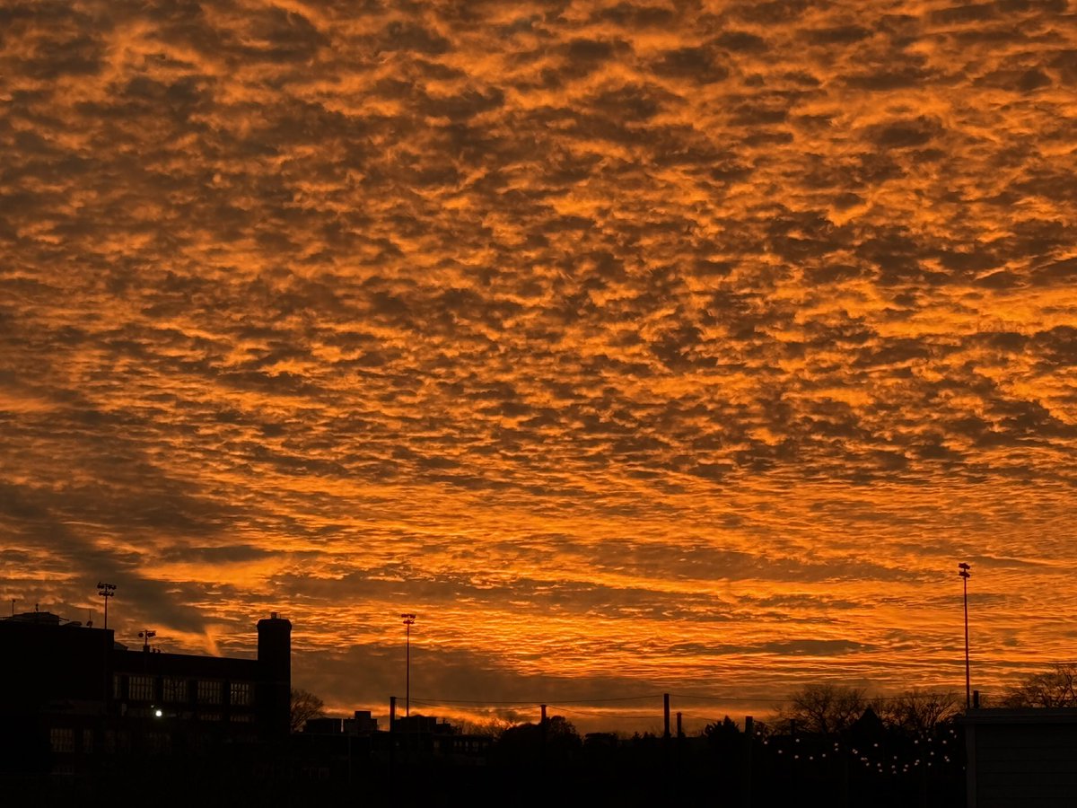 guthrienutter's tweet photo. Winter sunsets just hit different. 12.7.2024 at Capitol Hill East, 5:00pm ET. @capitalweather #dcwx #firesunset https://t.co/ZX4HqD6bmW