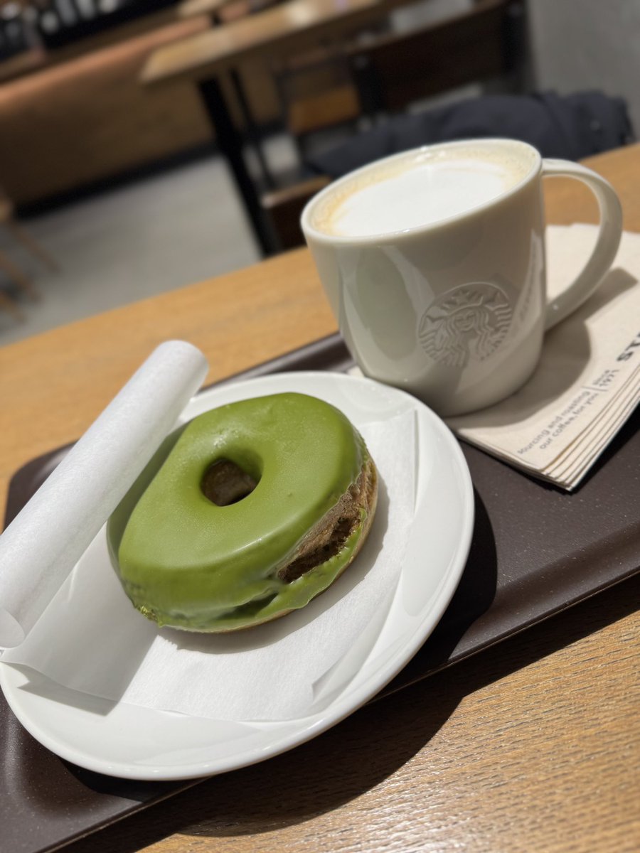 akisanfox's tweet photo. #朝活スタバ 
今日はホットラテでスタート▶️温まります✨
抹茶🍵ドーナツとの相性抜群ですね☺️
今日も頑張っていきましょう🙆‍♂️ https://t.co/qHcDafqcqG