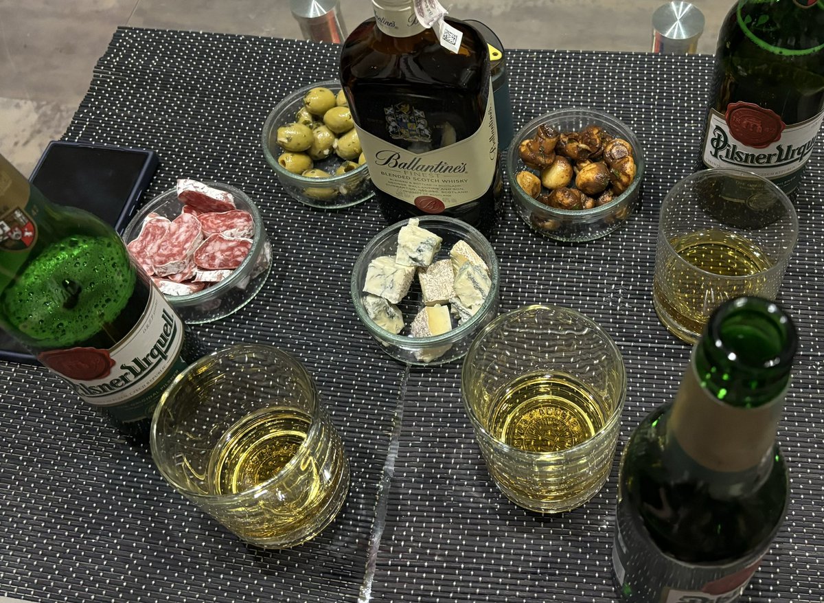 R_G_AF's tweet photo. Puentujemy miły wieczór.
#alkoFans 🍻#ZBW🍻
Szatany namówiły. 😅 https://t.co/yh3TI6B0ND