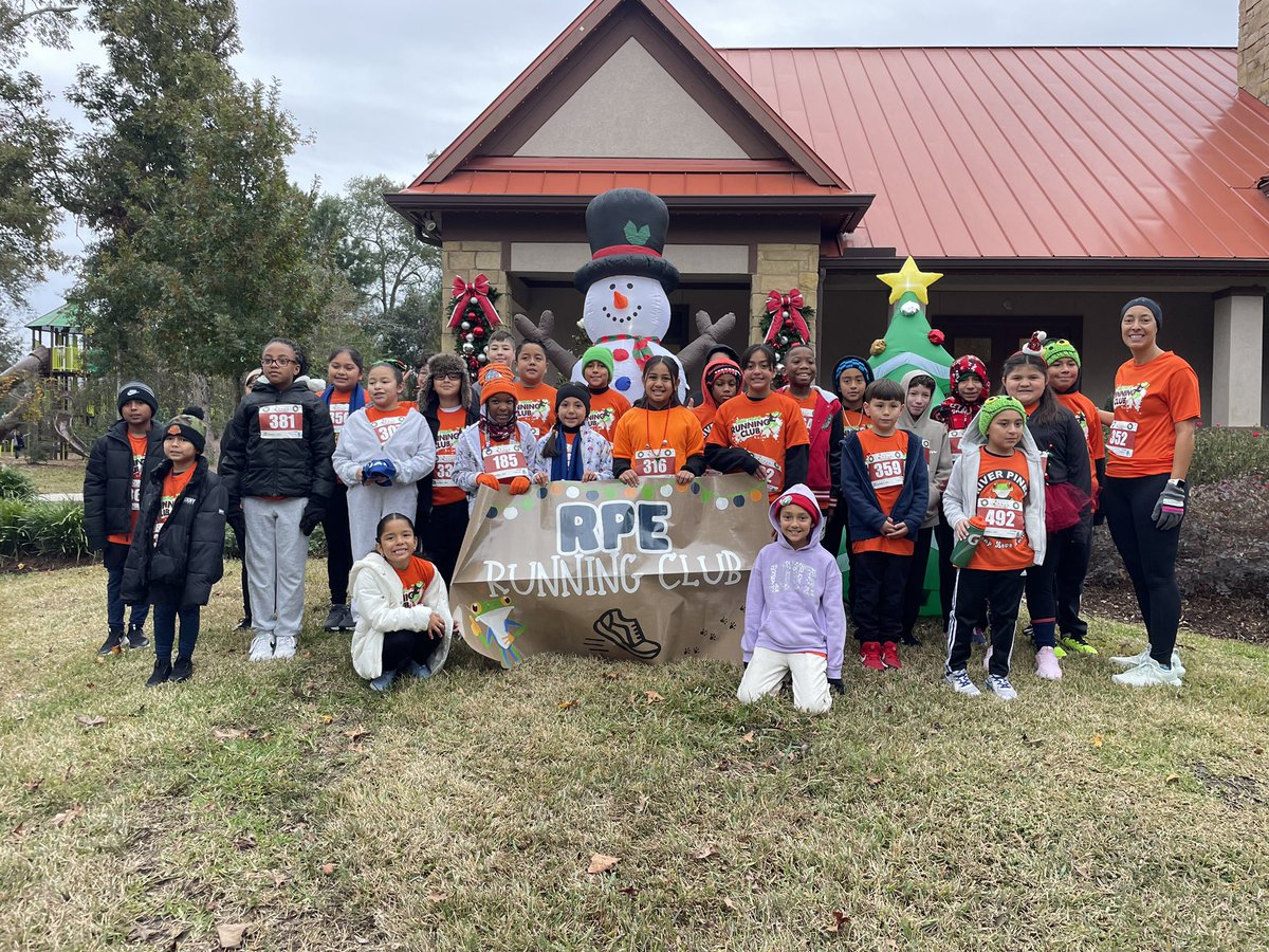 RiverPinesPE's tweet photo. What a great morning of running today with my running club. Like always my kids and parents show up every year. We ran the annual Tavola Reindeer Run in Porter and like every year it was amazing, but the rain stopped the festivities earlier than normal. Go tree frogs!!! https://t.co/0iWzYv4uY1