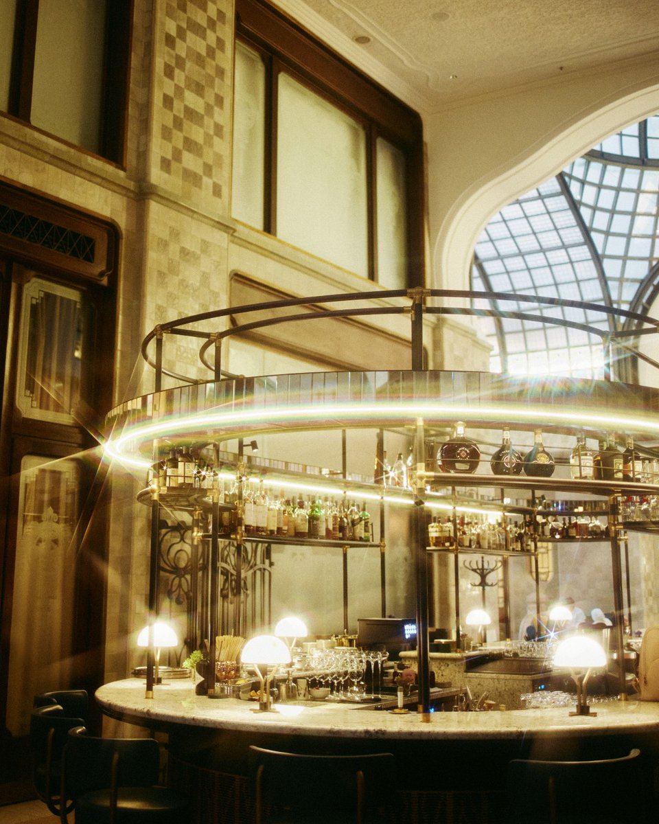 Celebrate December at @muzsabar with festive vibes, Asian-inspired dishes, and live entertainment! 🍸✨ Whether you're a cocktail connoisseur or a curious newcomer, our expert bartenders will craft the perfect drink to suit your taste.

#fsbudapest #muzsabar #greshampalace