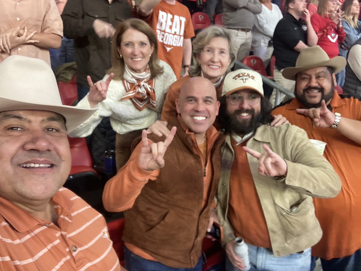 kaybaileyhutch's tweet photo. Cheering for ⁦@TexasFootball⁩ ⁦@LonghornNetwork⁩ ⁦@SEC⁩ championship! @utaustin ⁦@KBHEnergyCenter⁩ ⁦@TexasExes⁩ https://t.co/JqC7aMBg0R