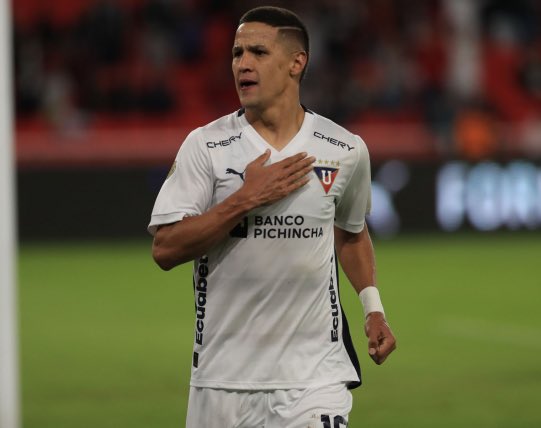 El fútbol se gana con goles, por los siglos de los siglos, amén. 

Estos han sido algunos de los grandes delanteros que ha tenido LDU en el último tiempo. Un club que se caracteriza por romper el mercado con algún 9 de peso. 

Esto es jerarquía, el resto es cuento.