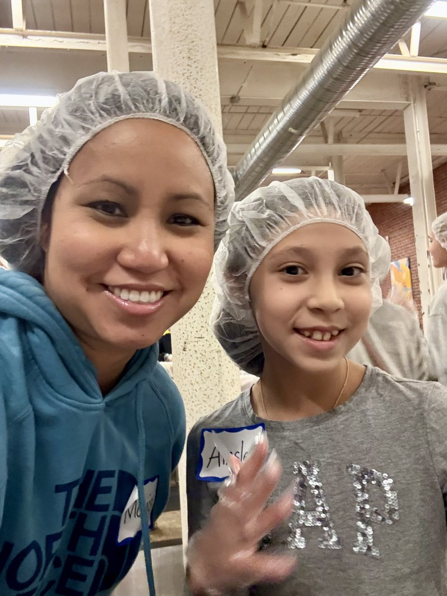MrsAdam1010's tweet photo. At Zoeyโs birthday party, we packed boxes of meal bags. 100% will go back to our community (food pantries at Weddington Hills, Winkler Middle, West Cabarrus High). We also raised over $1100 for her partyโs fundraiser. ๐๐ฝ #groWHere @WHE_Whiskers @WHESIBPYP @LifelineCM https://t.co/NlfjpW0Tsm