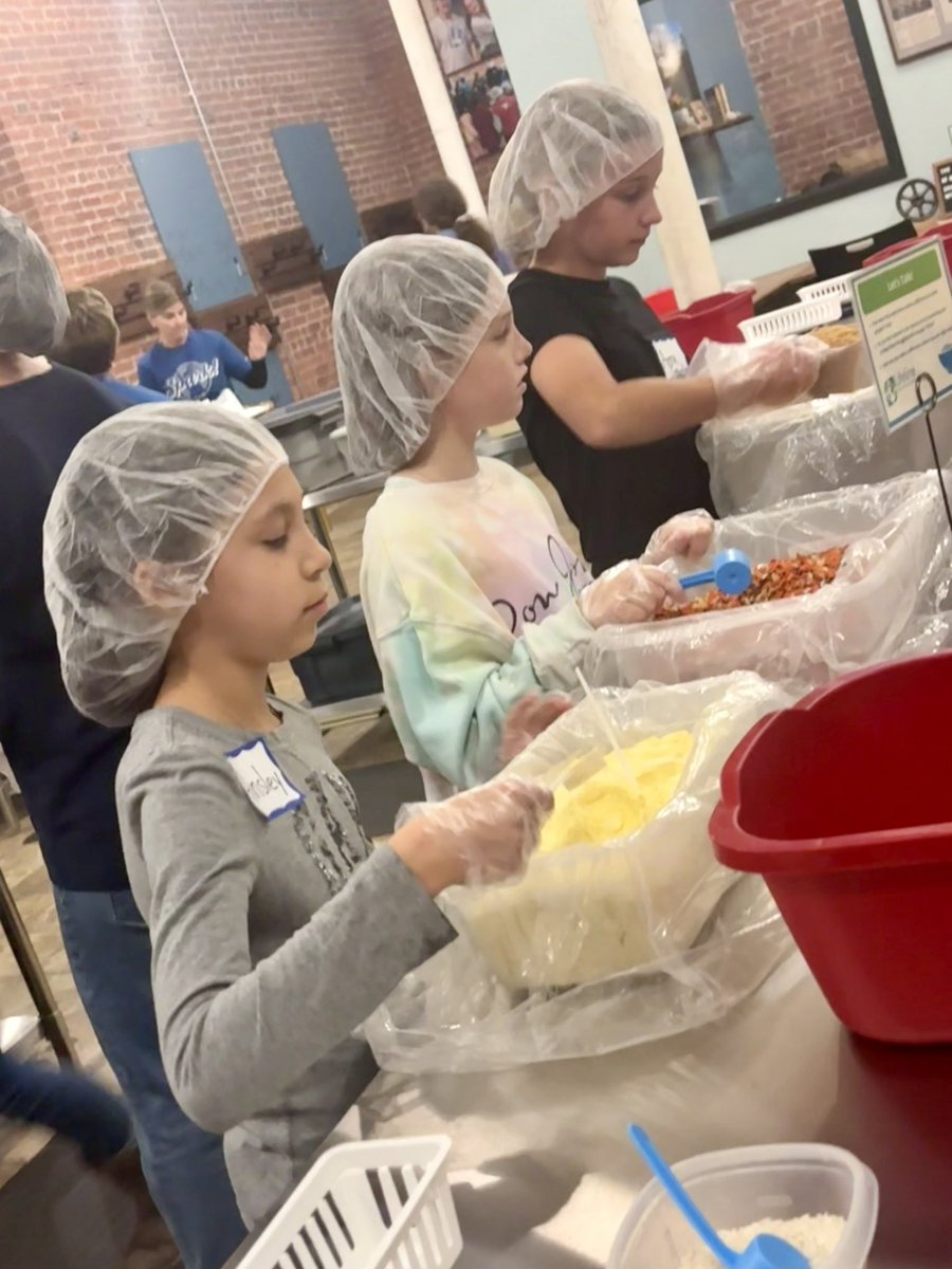 MrsAdam1010's tweet photo. At Zoeyโs birthday party, we packed boxes of meal bags. 100% will go back to our community (food pantries at Weddington Hills, Winkler Middle, West Cabarrus High). We also raised over $1100 for her partyโs fundraiser. ๐๐ฝ #groWHere @WHE_Whiskers @WHESIBPYP @LifelineCM https://t.co/NlfjpW0Tsm