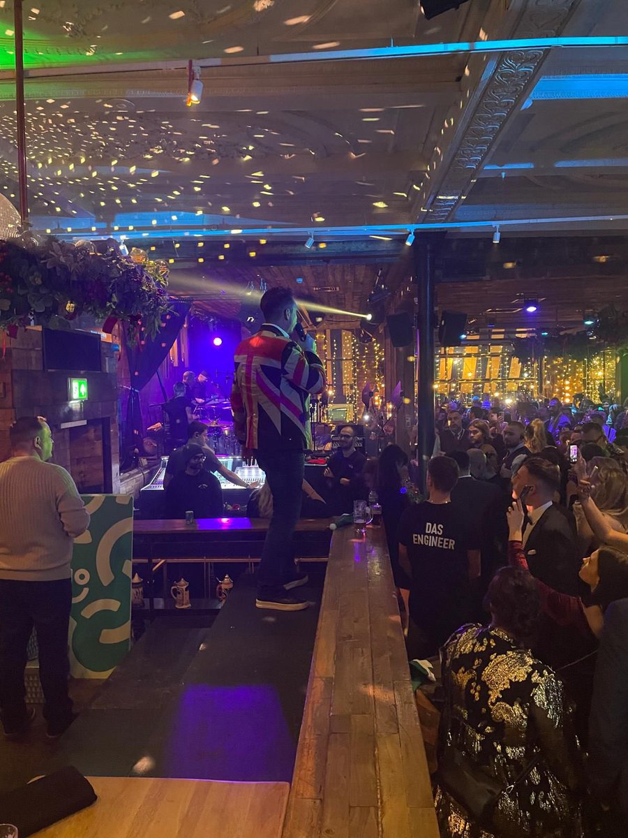 johnrobertsAO's tweet image. What a night so far. Mega to see the @ao team celebrating a stellar year like only AOers can. #RickAstley is absolutely rocking @AlbertsSchloss.
Congratulations to our top prize winners, Nicole and Chris who won £5k each and Kieron won an iPhone 16 Pro.
So proud to throw the…