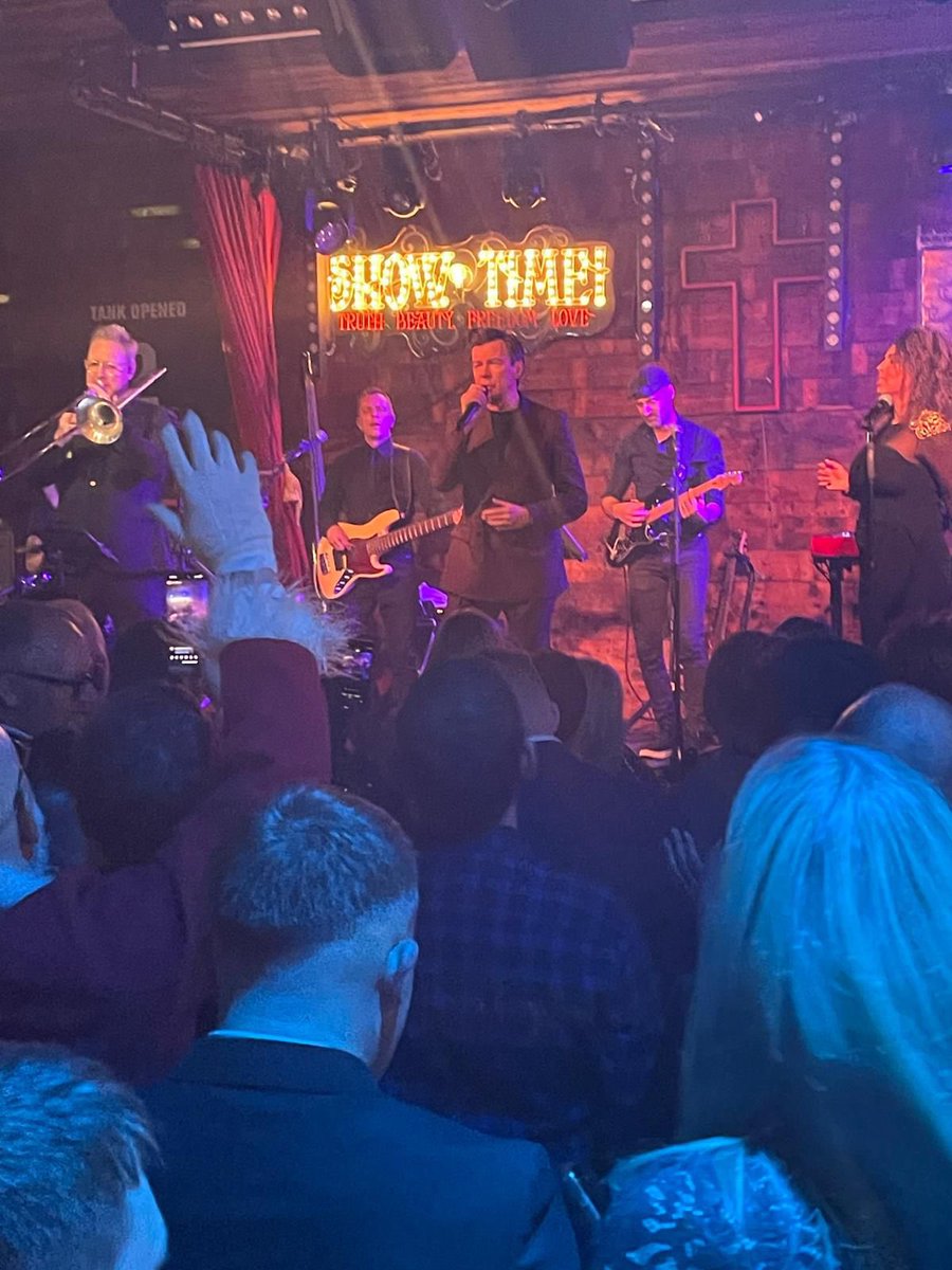 johnrobertsAO's tweet image. What a night so far. Mega to see the @ao team celebrating a stellar year like only AOers can. #RickAstley is absolutely rocking @AlbertsSchloss.
Congratulations to our top prize winners, Nicole and Chris who won £5k each and Kieron won an iPhone 16 Pro.
So proud to throw the…