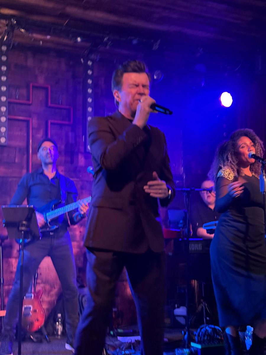 johnrobertsAO's tweet image. What a night so far. Mega to see the @ao team celebrating a stellar year like only AOers can. #RickAstley is absolutely rocking @AlbertsSchloss.
Congratulations to our top prize winners, Nicole and Chris who won £5k each and Kieron won an iPhone 16 Pro.
So proud to throw the…