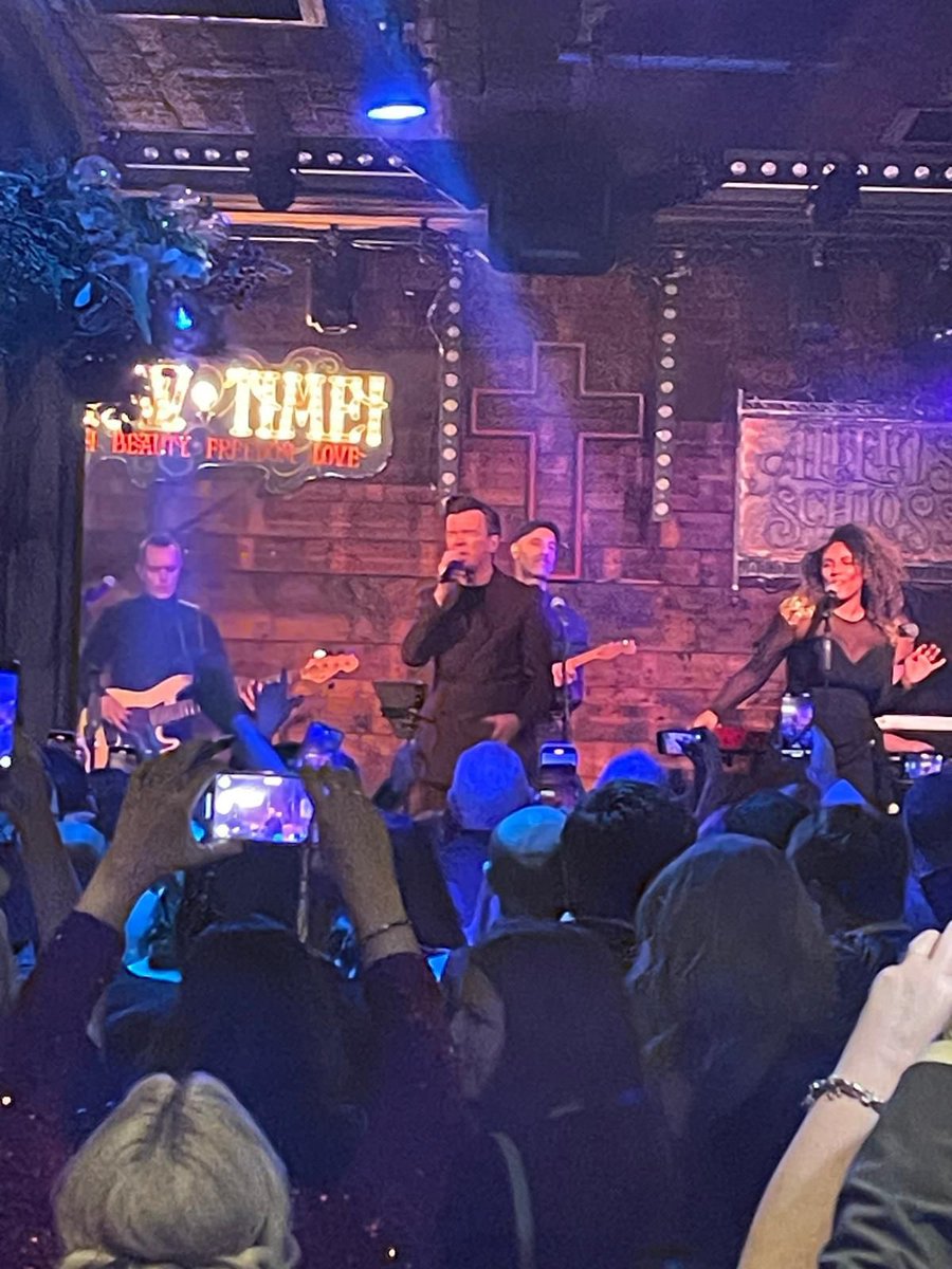 johnrobertsAO's tweet image. What a night so far. Mega to see the @ao team celebrating a stellar year like only AOers can. #RickAstley is absolutely rocking @AlbertsSchloss.
Congratulations to our top prize winners, Nicole and Chris who won £5k each and Kieron won an iPhone 16 Pro.
So proud to throw the…