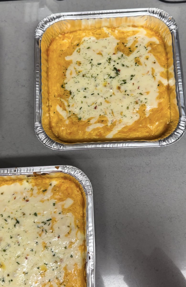 _JV_____'s tweet photo. this why y’all gotta get with me👩🏽‍🍳💪🏽

i use Antibiotic Free + Vegetarian Fed chicken breasts, roast and hand pull/shred the chicken myself, and grate the Pepper Jack cheese myself too! 

the combo &amp; the cheese pull is ELITE😋 https://t.co/tjN8VuhQkX