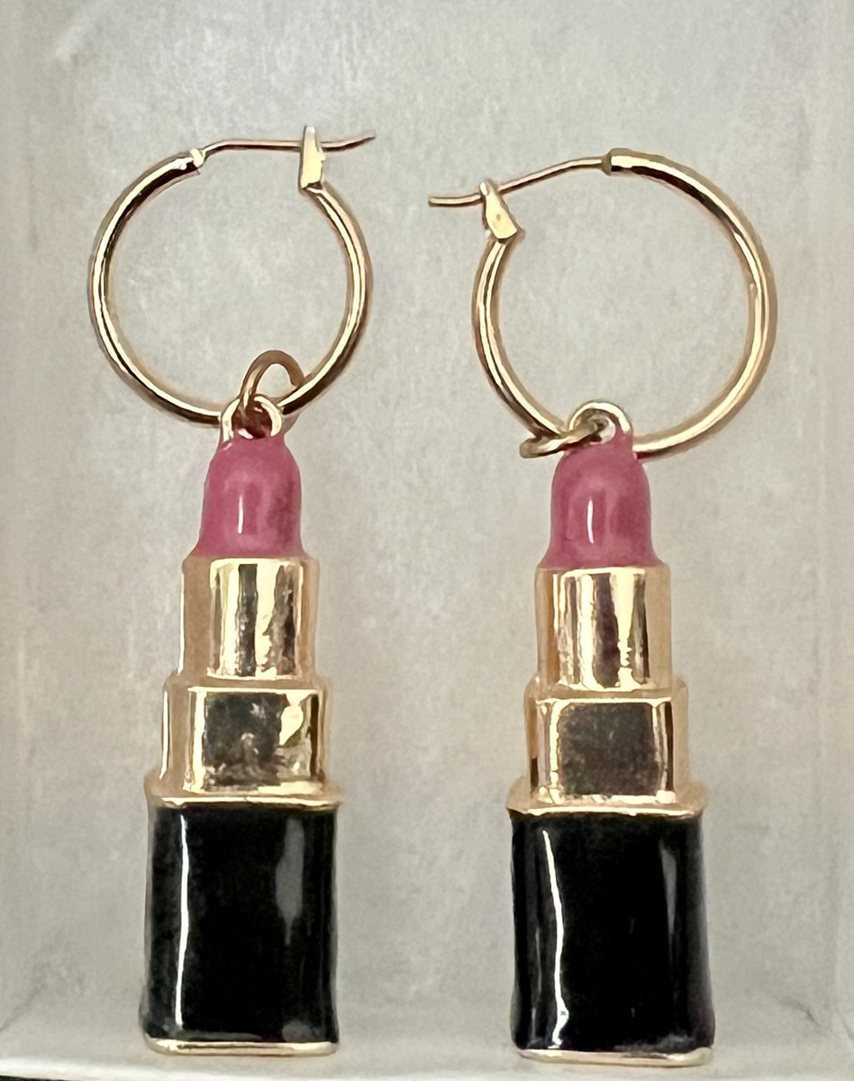 TeriE's tweet photo. Vintage Square #Lipstick Dangle Hoop #Earrings Black and Pink Enamel Gold Tone
#vintagejewelry #enameljewelry #girlsnightout #funfashion #accessories #hoopearrings #PinkLipstick #whiteelephantgifts #uniquegifts #fashionable #unique #funfashion
https://t.co/lhT7Ubyfum https://t.co/bymuR0TivK