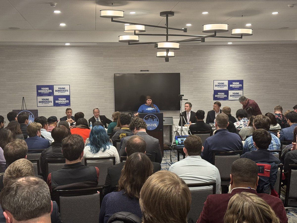 royermattw's tweet photo. The @youngdems are hosting a packed room for the first forum of all the declared DNC Chair Candidates with @MartinOMalley, @kenmartin73, @benwikler, and @JamesSkoufis because they know that investing in Youth Organizing matters! #YoungGetsItDone https://t.co/X5P61lkj4l
