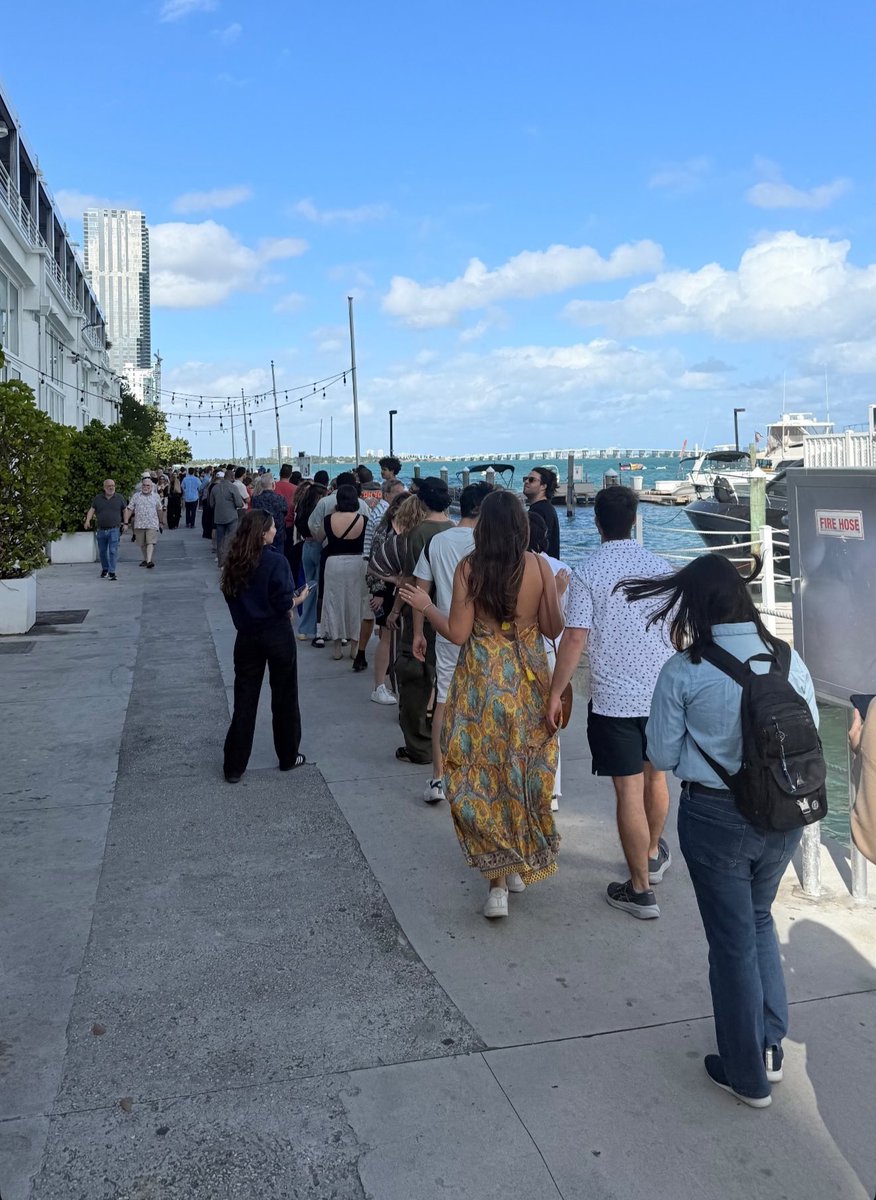 OfficialJoelF's tweet image. Long line for free water taxi to Miami Beach from Miami side #ArtWeek 🔥 

(📸: miamibeachexperience/IG)