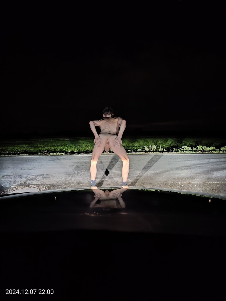 LarryKensing's tweet photo. My car always knows how to get the lighting right 😜
#gay #gayexhib #exhibitionism #publicnude #flasher  #publicdickflash https://t.co/VbhLxqdNHl