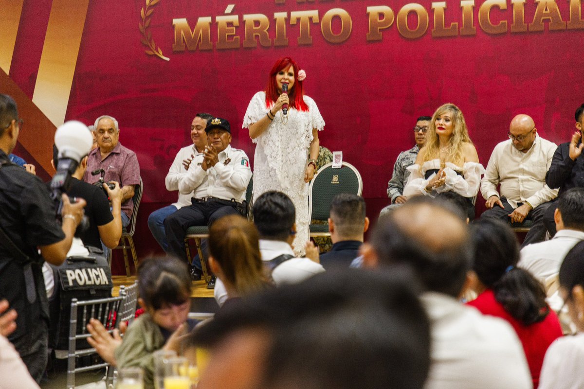 LaydaSansores's tweet photo. En la conmemoración del Día del Policía, nos reunimos para rendir un homenaje y expresar nuestro más sincero agradecimiento a los hombres y mujeres que protegen la seguridad y el bienestar de nuestras familias.

Este año la lealtad se puso a prueba: no basta tener un uniforme para llamarse policía; el verdadero uniforme es la piel del deber que siempre llevan puesta, es esta esencia de honor a los principios de la institución.

Su valentía y entrega son fundamentales para mantener a #Campeche entre los estados más seguros de México.

Les abrazo con el corazón! @SPSCCAMPECHE21