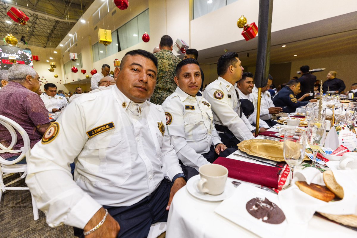 En la conmemoración del Día del Policía, nos reunimos para rendir un homenaje y expresar nuestro más sincero agradecimiento a los hombres y mujeres que protegen la seguridad y el bienestar de nuestras familias.

Este año la lealtad se puso a prueba: no basta tener un uniforme