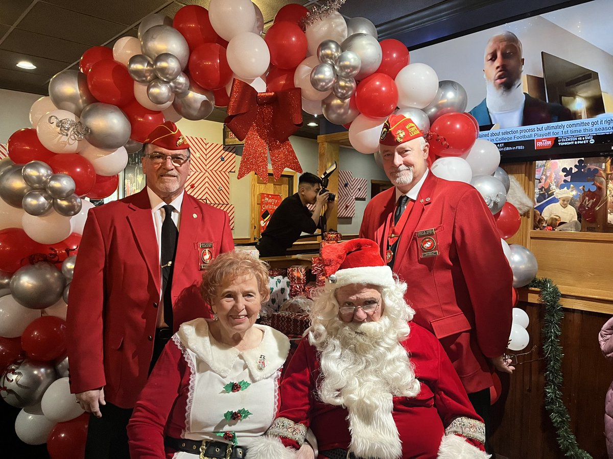 KellySargekel's tweet photo. Outstanding morning w/my fellow Marines working Breakfast w/Santa @5 of our regional AppleBees locations. Great turnouts & lots of happy kids! Marine Toys for Tots Foundation #USMCvets #MerryChristmas https://t.co/j1xcrxGdpg