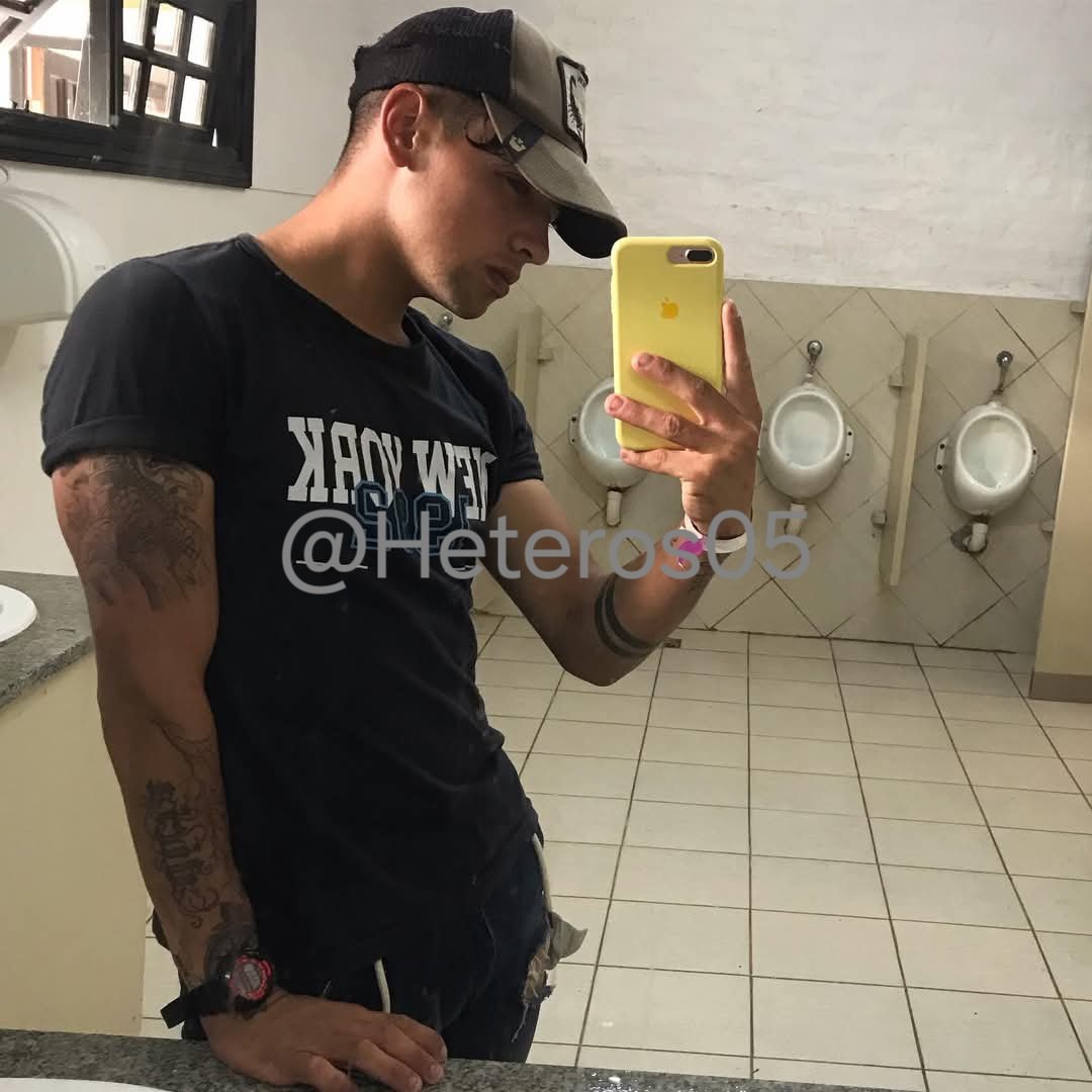 Heteros05's tweet photo. NUEVO HETERO ENGAÑADO 🔥

RT 🔁 Y MG ❤️

PARA MAS!! https://t.co/yFaBw6hW30