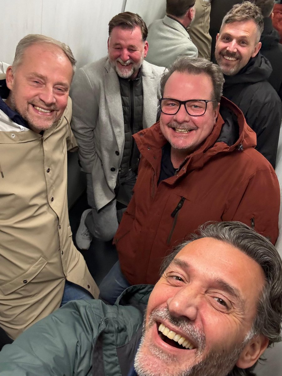 JanvWijngaarden's tweet photo. Lol in een lift. #topavond https://t.co/8lAOvM2qs1