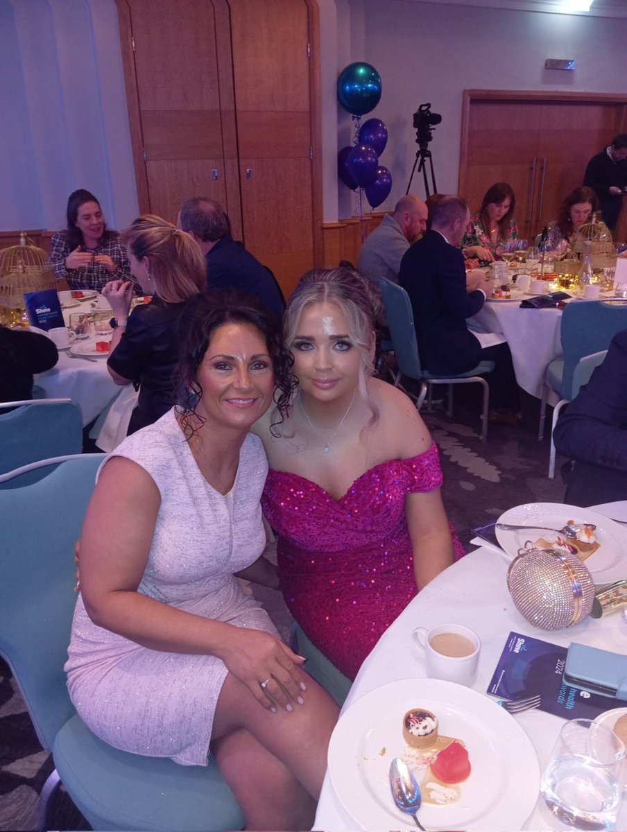 Me and my beautiful amazing mother who I am so grateful for and is my biggest supporter 🩷