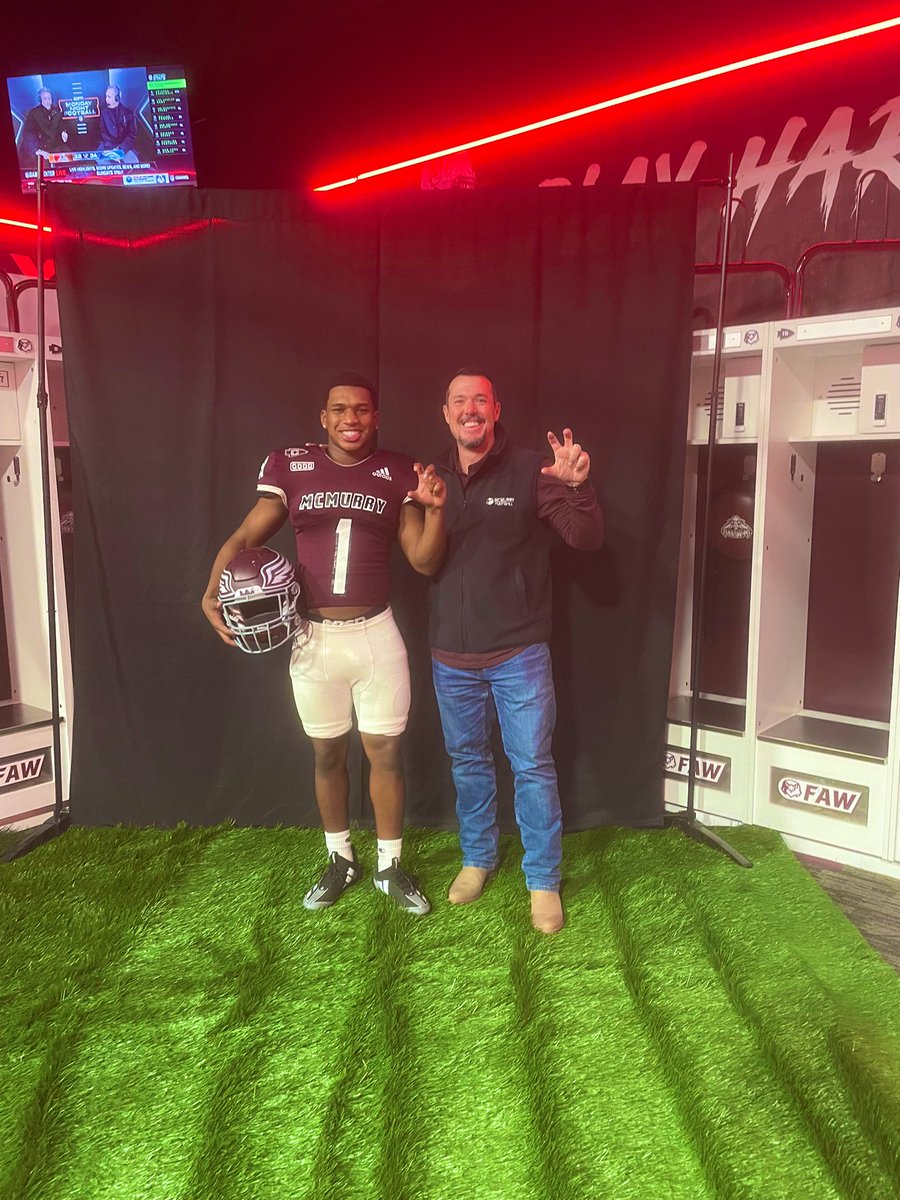 Daeninsmith1's tweet photo. Thank you for the visit @CoachNealMcM I had a great time!!!

@18_Bailey_18 @CoachGonzo96 @carsonritter86 https://t.co/eBvRfNNhzV