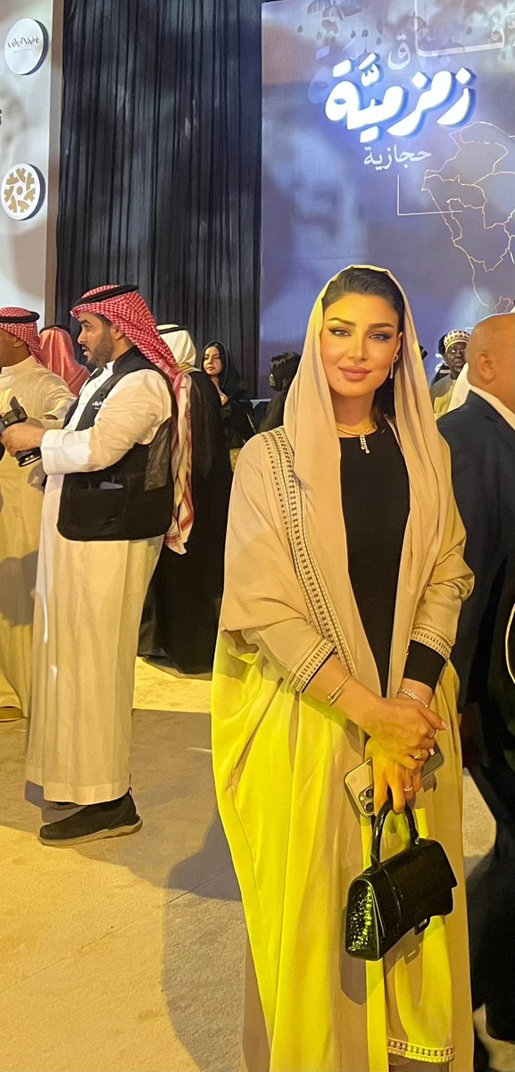 HamsaJo's tweet photo. تشرفت بدعوة كريمة لحضور #الحفل_السنوي_لمجتمع_الأعمال للغرفة التجارية بالرياض @riyadhchamber المقام بمركز الرياض الدولي للمؤتمرات و المعارض بتنظيم شركة @bellegate 
تشرفت بلقاء العديد من الشخصيات المهمة و رواد ورجال و سيدات الاعمال من اهمهم الصديق و الاخ العزيز رائد الاعمال الاستاذ فيصل العظم faisalazem 
🙏🏻🙏🏻

Abaya designer: @briolettedesign 
Makeup by: @nanoo_39makeupartist 
Hairstyle by: @seren_hairstyle 

#الرياض #المملكة_العربية_السعودية #رؤية_السعودية_2030 #الغرفة_التجارية #غرفة_الرياض #الغرفة_التجارية_الرياض