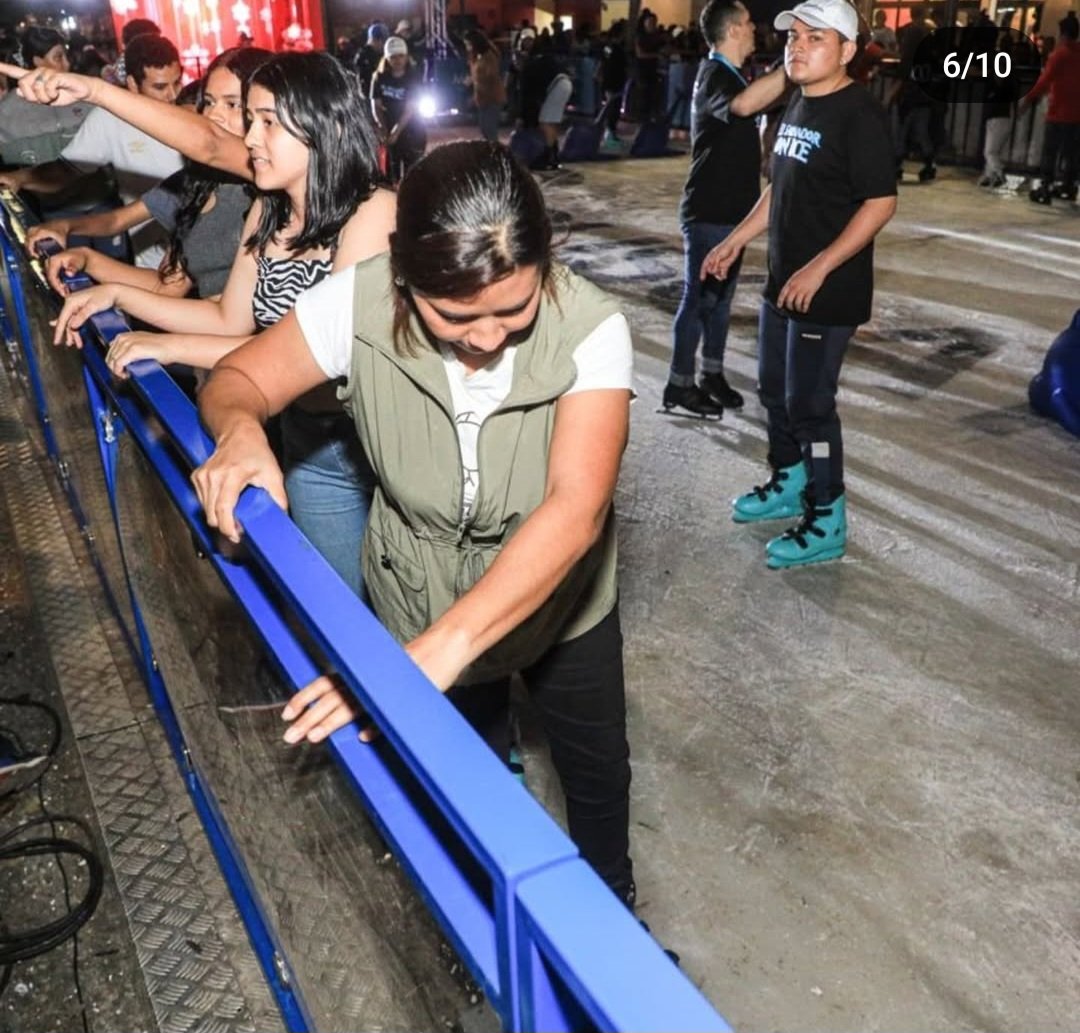 LaBayuNcadaCyan's tweet photo. Imaginate pagar $10 para ir a agarrarte de un barandal 😂😂😂😂😂 https://t.co/z6U1EHjk2S