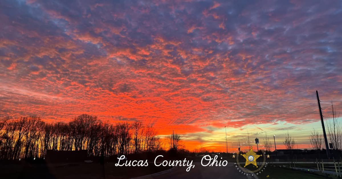 LucasCounty048's tweet photo. A remarkable sunset photo was taken by Field Operations Deputy Sheriff Chris Bunker during his patrol in Monclova Township this evening! https://t.co/L8HaGdrWOK