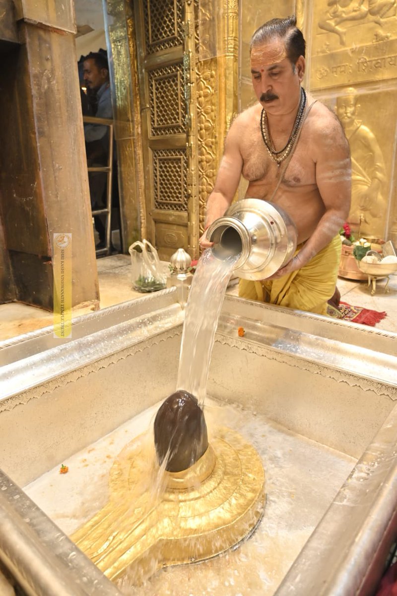 ShriVishwanath's tweet photo. 07.12.2024, बाबा विश्वनाथ के श्रृंगार आरती, दर्शन
#kashi #darshan #VishwanathDham https://t.co/3Uql81PiNt
