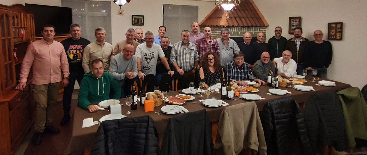 Lo que empezamos juntos, lo acabamos juntos. Hoy es un gran día, nos juntamos para celebrar la victoria, conseguida por todos, siempre unidos. Hoy la cena nos sabrá mejor. 
Sempre xuntos!!! Sempre fortes!!! Nin un paso atrás!!!