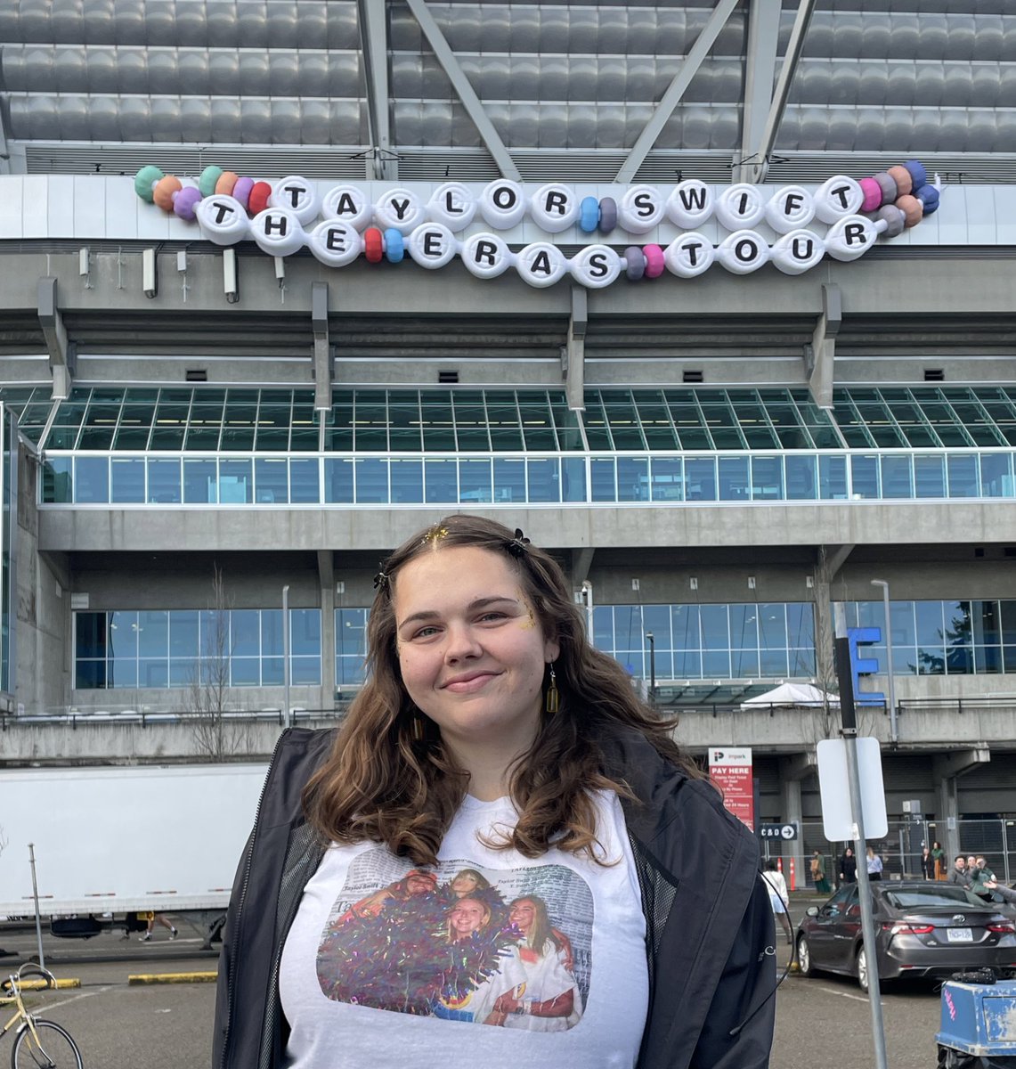 plindersun's tweet photo. Tide Pods are at the bracelet in TAYcouver 🪩💙🧡🥰✨@taylornation13 
#VancouverTSErasTour #TSTheErasTour https://t.co/Z9EPHtY5dR