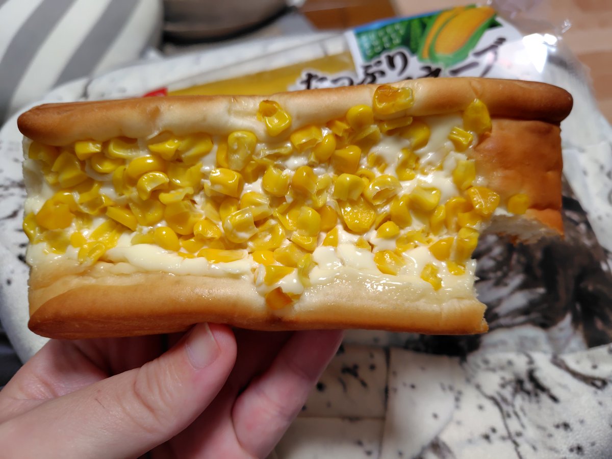 zappa7111's tweet photo. PASCO（敷島製パン）もこんな詐欺的な商品出してるのね。。。
パッケージではコーンとマヨが敷き詰められているように見えたので買ってみたものの、印刷面の部分は土台のパンだけ。朝からがっかり。残念⤵️
これは許容範囲なんかな。
運が悪かっただけ？

#PASCO
#敷島製パン
#残念、詐欺 https://t.co/aUtHTmyNVr
