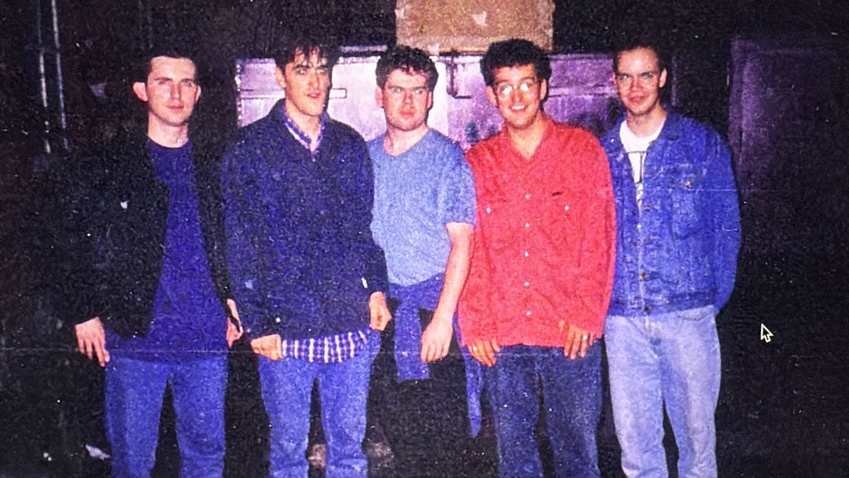 nudgetwit's tweet photo. Pretending to be musicians circa 1995 https://t.co/pMv5oRd22s