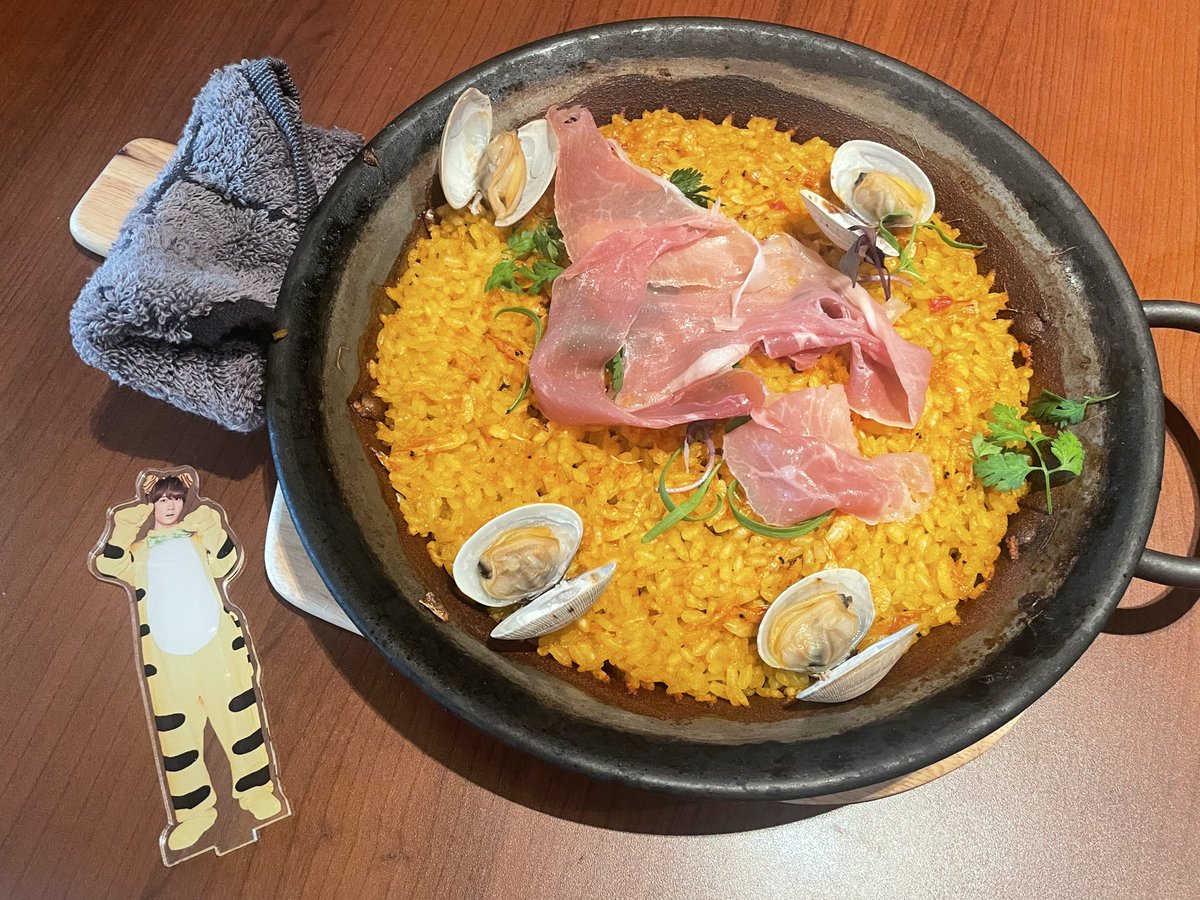 richlycolored1's tweet photo. 12/7 推し活でーと①

❤️ちゃんにおでーと誘ってもらいおで���け！

ランチ🍽️

四ツ谷の
#LaBoqueria さん！

うみちゃんが
激辛パエリア完食したお店だよー😙

スマホで有吉ゼミの録画見つつ
うみちゃんががんばってたお席をながめ
楽しくランチしてきた🥹💚

パエリアおいしかったー🥘

#中村海人 https://t.co/o8WKgRtu6m