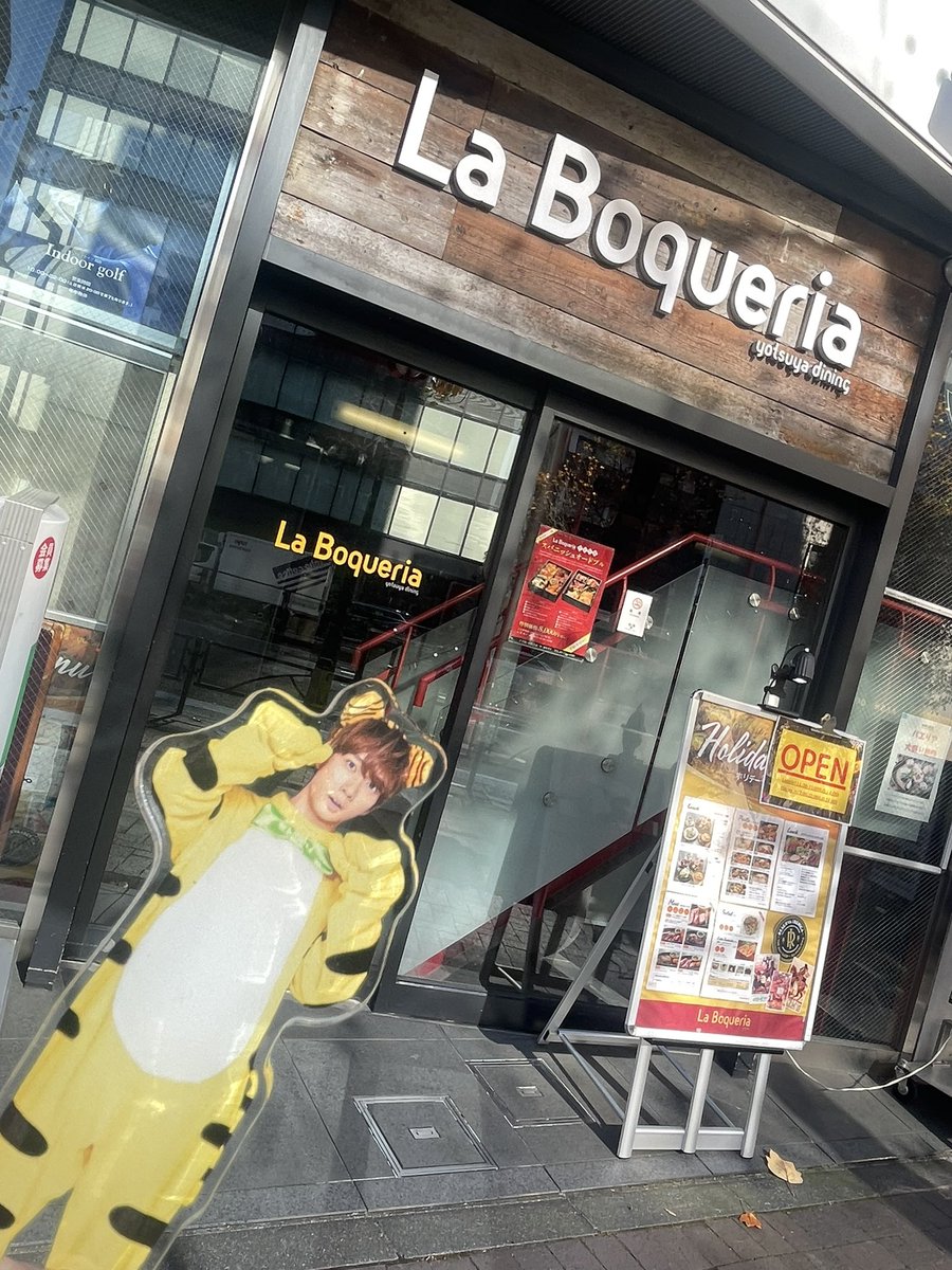 richlycolored1's tweet photo. 12/7 推し活でーと①

❤️ちゃんにおでーと誘ってもらいおで���け！

ランチ🍽️

四ツ谷の
#LaBoqueria さん！

うみちゃんが
激辛パエリア完食したお店だよー😙

スマホで有吉ゼミの録画見つつ
うみちゃんががんばってたお席をながめ
楽しくランチしてきた🥹💚

パエリアおいしかったー🥘

#中村海人 https://t.co/o8WKgRtu6m