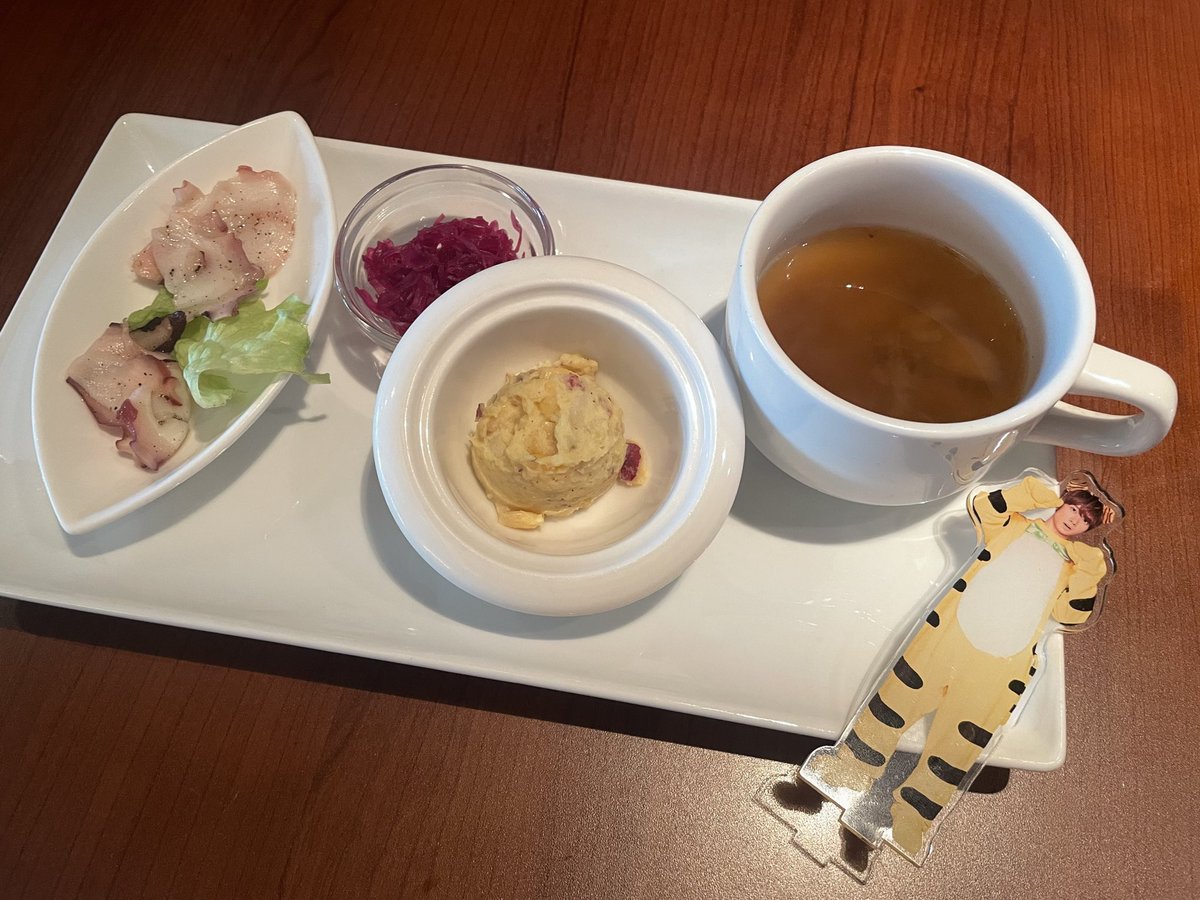 richlycolored1's tweet photo. 12/7 推し活でーと①

❤️ちゃんにおでーと誘ってもらいおで���け！

ランチ🍽️

四ツ谷の
#LaBoqueria さん！

うみちゃんが
激辛パエリア完食したお店だよー😙

スマホで有吉ゼミの録画見つつ
うみちゃんががんばってたお席をながめ
楽しくランチしてきた🥹💚

パエリアおいしかったー🥘

#中村海人 https://t.co/o8WKgRtu6m