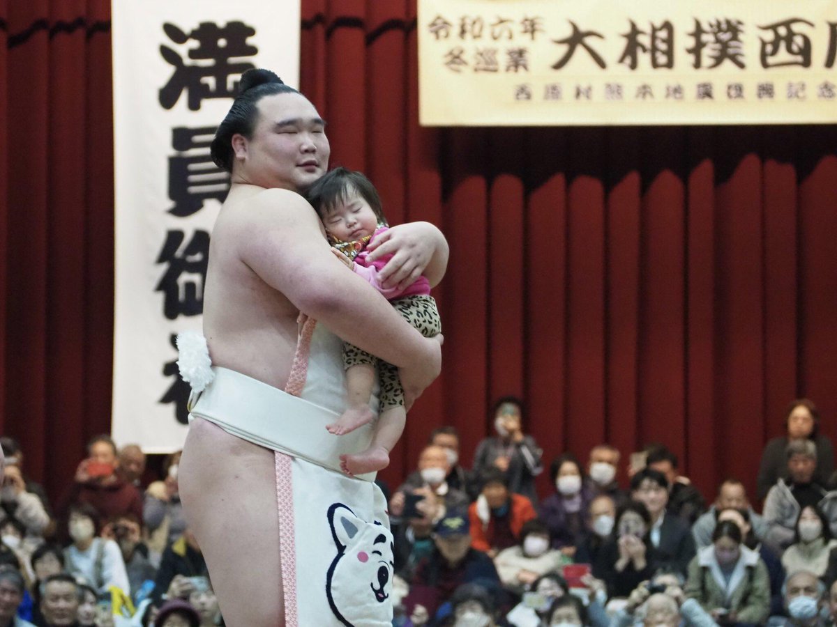 Aaah.. 
Usually the held toddlers are crying inconsolably or indifferent. Not this one. I’d fall asleep in his polar bear hug too methinks. Heh.