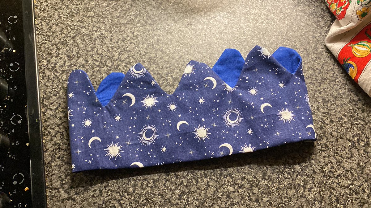 Howdy__Meowdy's tweet photo. I am thoroughly enjoying my first Christmas living alone. I’ve been keeping to a budget so it’s been home made presents and decor and cracker hats!! Wahoo!! ✨ https://t.co/LGB6M4J5ZP