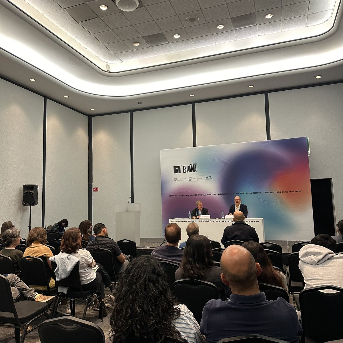 colofonlibros's tweet photo. Presentación del libro “la gran transformación” de Winston Manrique, con la participación de Joan Tarrida. @G_Gutenberg https://t.co/A6KW1WSzNR
