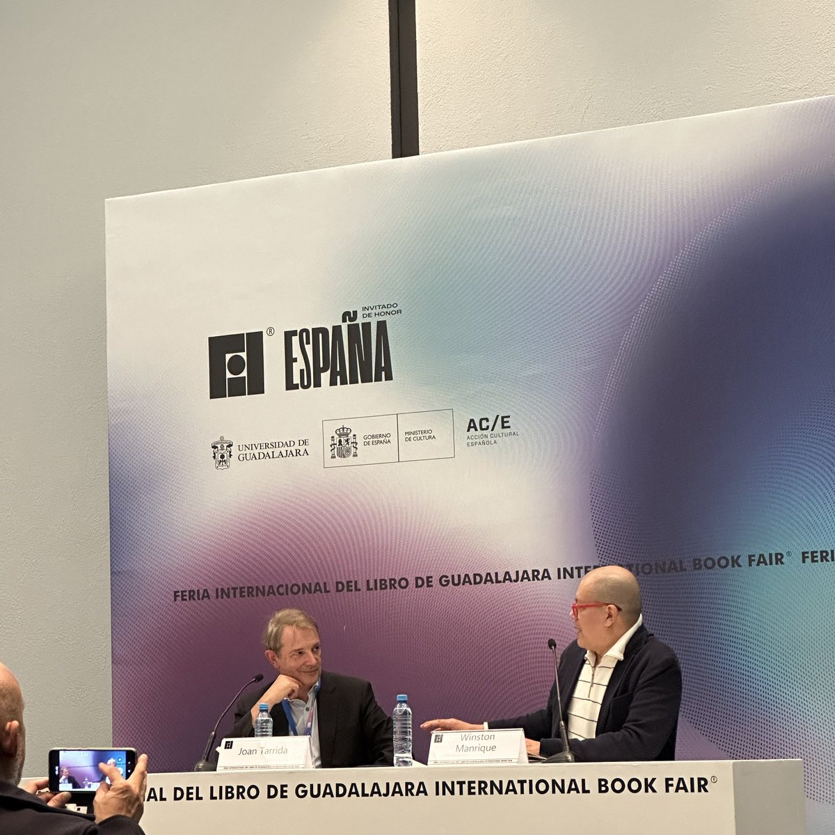 colofonlibros's tweet photo. Presentación del libro “la gran transformación” de Winston Manrique, con la participación de Joan Tarrida. @G_Gutenberg https://t.co/A6KW1WSzNR