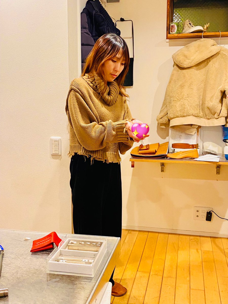 alligator_panic's tweet image. 昨日はレザークラフト体験行ってきたよ
製作の記念写真を撮ってる時に横から撮られてた(๑´ლ`๑)

革の色とか経年劣化とか色々教えてもらったし、褒めてもらったし楽しかった
次はまた別のものを作りに行きたい🥺

 #baseworks 
 #レザークラフト