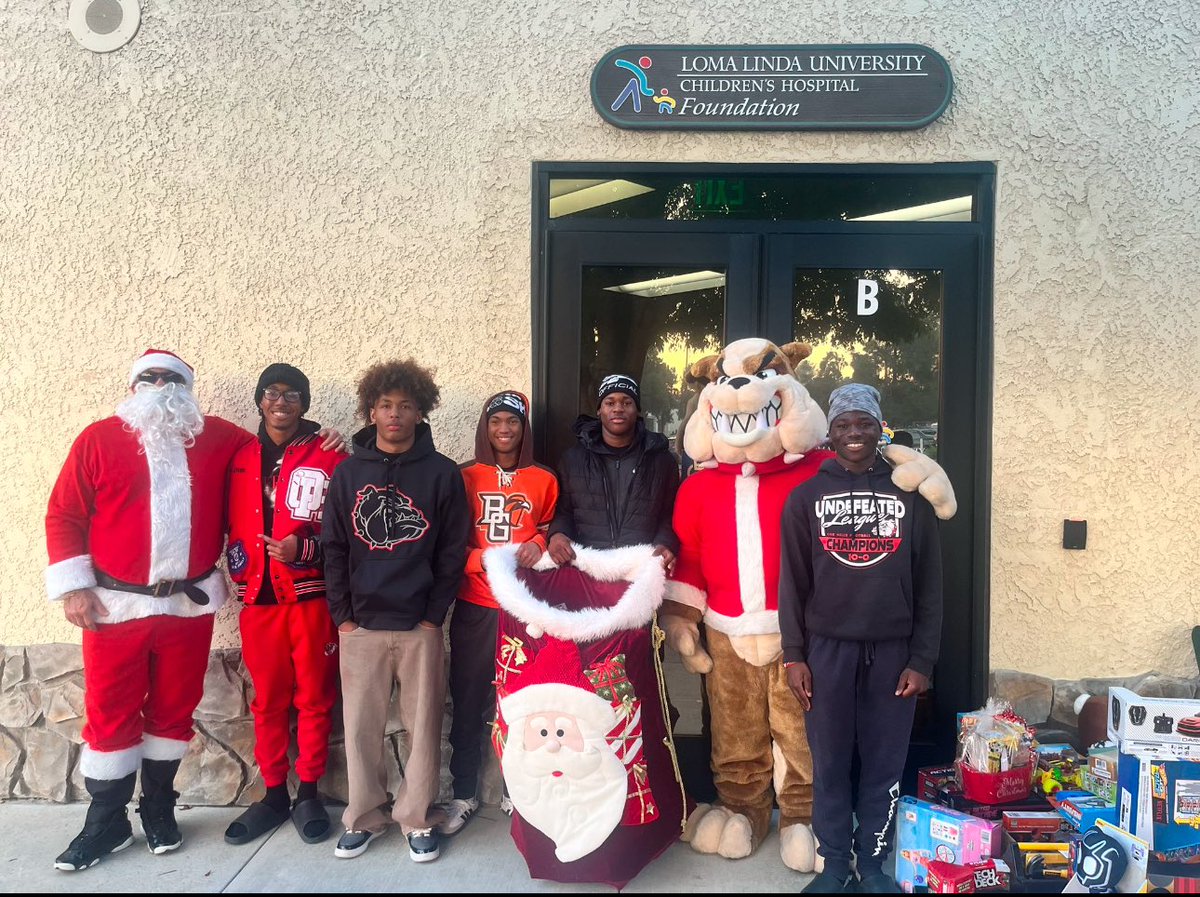 Being a leader stands out to be a blessing for someone is greatness. To be able to do a good dead for children that are not going to be with their families on Christmas Day and put a smile on their faces in the hospital means more than any gift. My heart was bulldog filled🐾 such