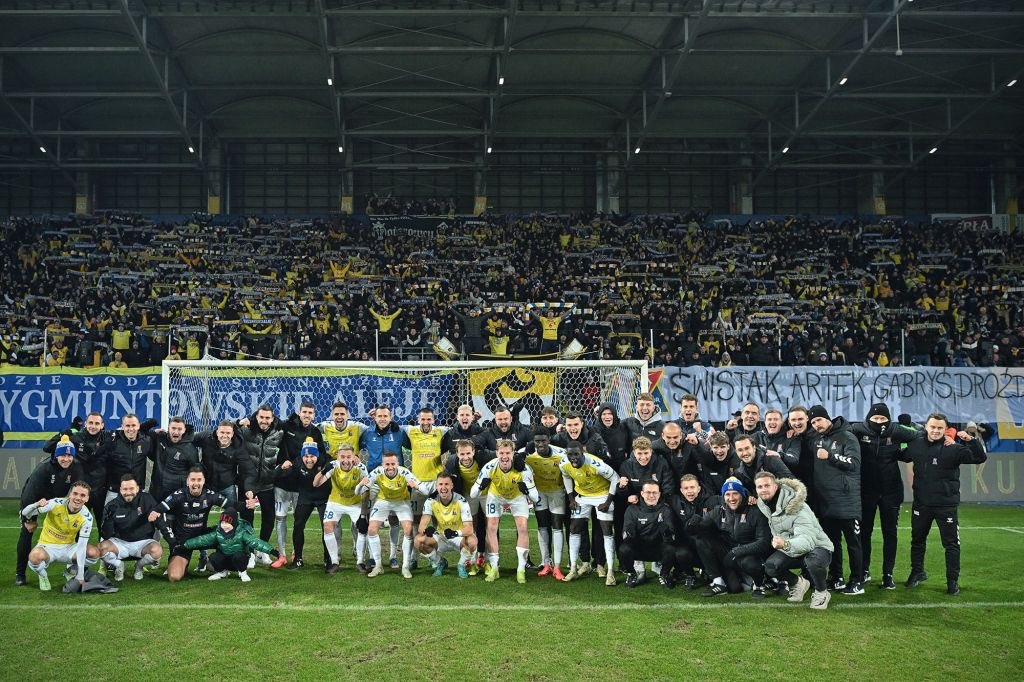 DZIĘKUJĘ ! 
Piłkarzom ⚽️
Sztabowi 🧠
Pracownikom klubu 👨‍💻
Kibicom 🔥
Rodzinie 👨‍👩‍👧

To był niesamowity rok ! 
Dalej MOTOR …