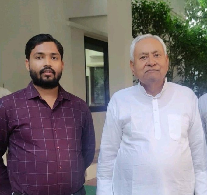 biharivikash0's tweet image. अपने हक के लिए सड़क पर उतरे युवाओं का नीतीश कुमार की पुलिस ने पहले तो हाथ पैर तोडा उसके बाद अपने दलाल #KhanSir जैसों को आगे करके युवाओं के आंदोलन को गलत दिशा दे दी।
अगर छात्रों के मांगो को नहीं माना गया तो देशव्यापी आंदोलन होगा।
#reopen70thBpscform