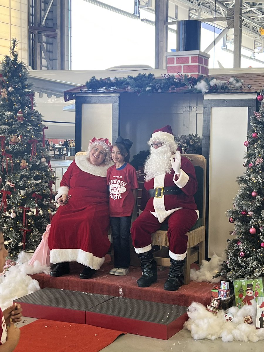 It’s not every day you get to fly to the North Pole, one of our seasonal hubs. Fantasy flight 2024 was a rewarding experience and so many deserving children and families making memories. <a href="/MikeHannaUAL/">Mike Hanna</a> <a href="/DJKinzelman/">David</a> #beingunited